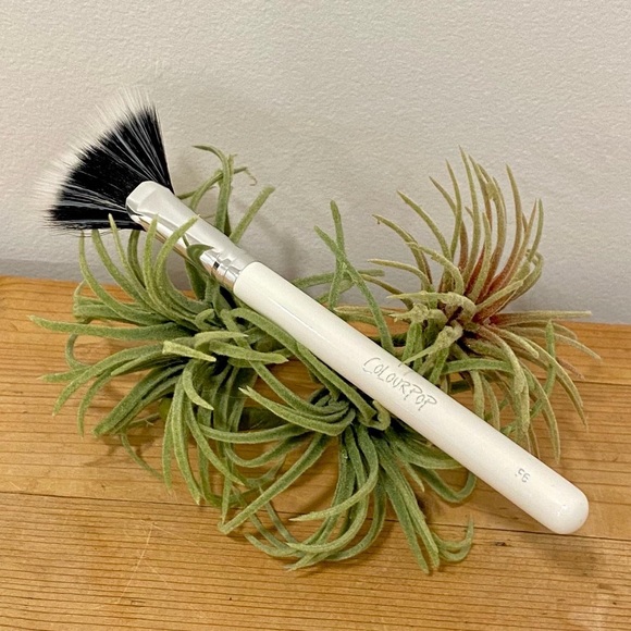 Perfect Colourpop Facial Makeup Fan Brush - Picture 1 of 5